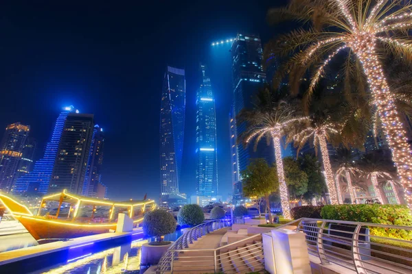 Bella Vista Dubai Marina Emirati Arabi Uniti Barca Illuminata Palme — Foto Stock