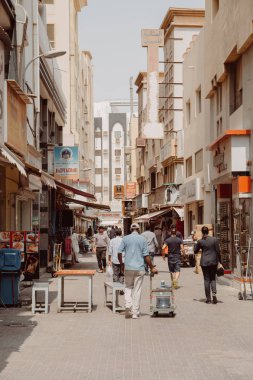 Dubai, Birleşik Arap Emirlikleri - 09 Eylül 2018: İnsanlar Al Ras. bölgede sokakta yürüyor. Deira, Dubai