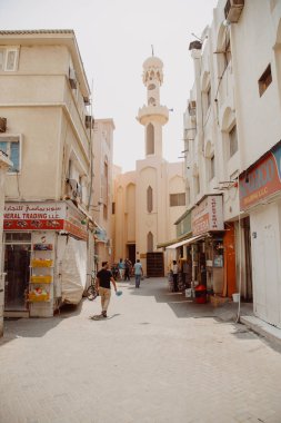 Dubai, Birleşik Arap Emirlikleri - 09 Eylül 2018: İnsanlar Al Ras. bölgede sokakta yürüyor. Deira, Dubai