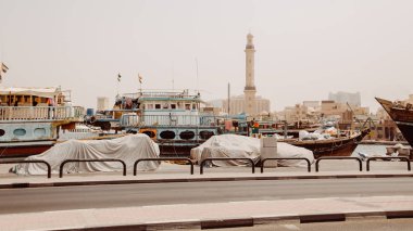 Dubai, Birleşik Arap Emirlikleri - 09 Eylül 2018: Dubai Creek Al Ras. bölgede eski büyük geleneksel kargo gemileri. Deira