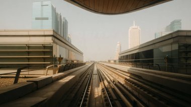 İlk demiryolu taşıma görüntüleyin. Dubai Şehir metro merkezinde