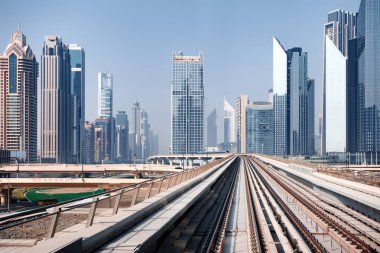 İlk demiryolu taşıma görüntüleyin. Dubai şehir manzarası panorama. BAE güzel kentsel peyzaj gün