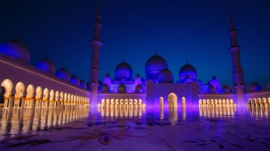 Büyük Sheik Zayed Camisi Abu-Dabi dusk içinde ışıklı