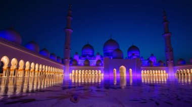 Büyük Sheik Zayed Camisi Abu-Dabi dusk içinde ışıklı