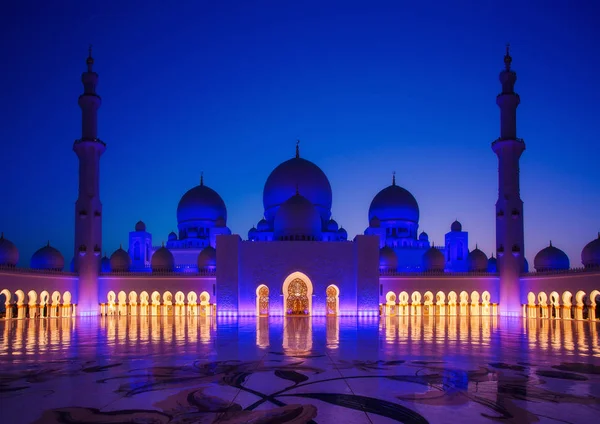 Sheikh Zayed Grande Mesquita Abu Dhabi Iluminado Entardecer — Fotografia de Stock