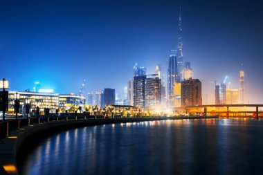 Güzel görünümüne Dubai şehir şehir merkezi manzarası tasarım bölgesine gece, Birleşik Arap Emirlikleri