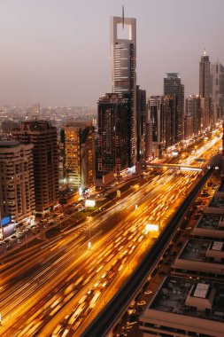 Dubai şehir şehir merkezi ışıklar manzarası alacakaranlık, Birleşik Arap Emirlikleri için güzel havadan görünümü. Uzun pozlama ışık yollar etkisi