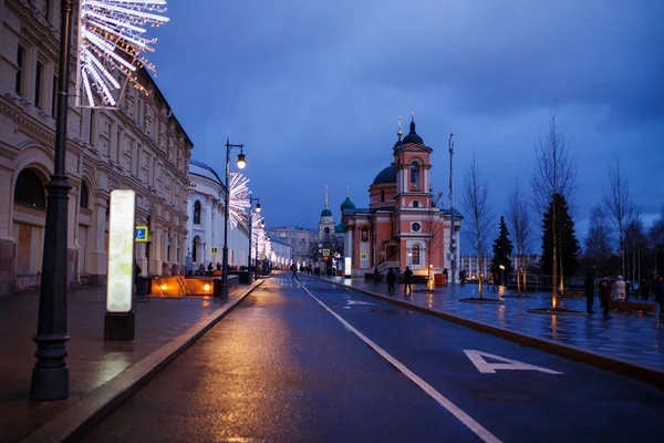 Zaryadye parque con decoración de Navidad en la ciudad de Moscú en enero. Rusia en el atardecer de invierno —  Fotos de Stock