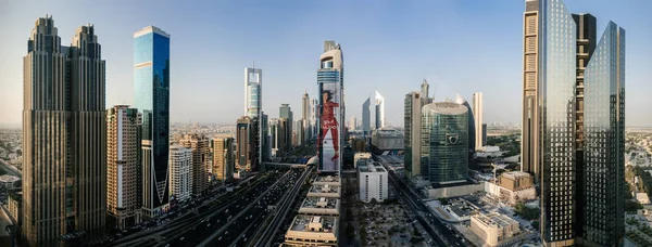 Mooie luchtfoto panoramisch uitzicht op de skyline van de centrum van de binnenstad stad van Dubai en de Sheikh Zayed Road in de zonsondergang, Verenigde Arabische Emiraten — Stockfoto