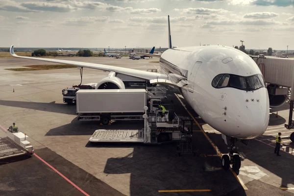 Embarque em avião no aeroporto. Vista do terminal. Reabastecimento e carga de bagagem, trabalhos técnicos de preparação antes do voo — Fotografia de Stock