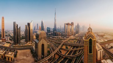 Dubai şehir silüetinin, gün batımı, panoramik hava üstten görünüm için şehir şehir merkezi yerler. Ünlü bakış açısı, Birleşik Arap Emirlikleri
