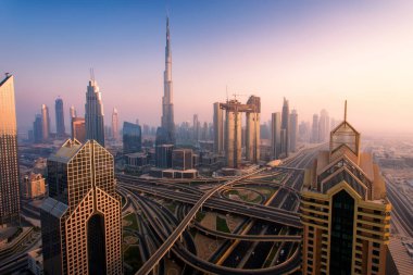 Dubai şehir silüetinin şehir şehir merkezi yerler için en iyi manzaraya günbatımı, hava. Ünlü bakış açısı, Birleşik Arap Emirlikleri