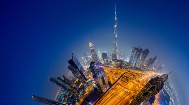 Dubai şehir silüetinin gece, küçük gezegen etkisi. Şehir Şehir Merkezi yerler için panoramik hava üstten görünüm