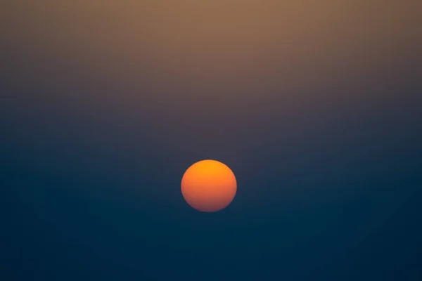 Die Sonne Voll Sichtbarer Roter Bis Gelber Verlauf Großaufnahme — Stockfoto