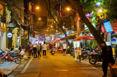 Hanoi, Vietnam - 07 Aralık 2018: Hanoi şehir merkezi sokak eski şehir ilçe gece