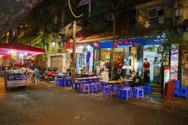 Hanoi, Vietnam - 07 Aralık 2018: Hanoi şehir merkezi sokak eski şehir ilçe gece