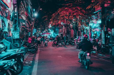 Hanoi, Vietnam - 07 Aralık 2018: Hanoi şehir merkezi eski şehir bölgesi geceleri. Tonda retro dalga filtresi