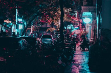 Hanoi, Vietnam - 07 Aralık 2018: Hanoi şehir merkezi eski şehir bölgesi geceleri. Tonda retro dalga filtresi