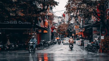 Hanoi, Vietnam - 08 Aralık 2018: Hanoi şehir merkezi sokak eski şehir bölgesinde yağmurlu bir gün