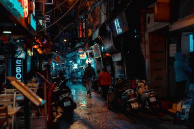 Hanoi, Vietnam - 08 Aralık 2018: Hanoi şehir merkezi sokak eski şehir ilçe gece