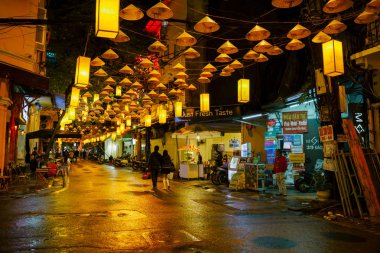 Hanoi, Vietnam - 08 Aralık 2018: Hanoi şehir merkezi sokak eski şehir ilçe gece