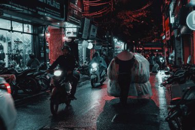 Hanoi, Vietnam - 08 Aralık 2018: Hanoi şehir merkezi sokak eski şehir ilçe gece