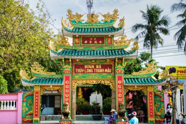 Phu Quoc, Vietnam - 10 Aralık 2018: Ana kapıları Phu Quoc Adası'nda Dinh Ba Tapınağı