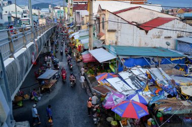 Phu Quoc, Vietnam - 10 Aralık 2018: Duong Dong City Phu Quoc Adası köprünün altından gıda pazarı