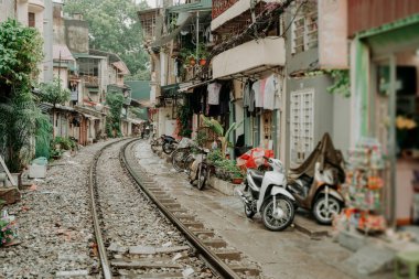 Hanoi Tren Street. Vietnam şehir demiryolu, yağmurlu bir gün. Ünlü turizm