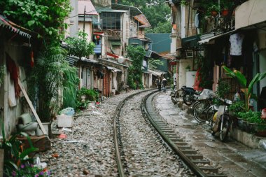Hanoi Tren Street. Vietnam şehir demiryolu, yağmurlu bir gün. Ünlü turizm