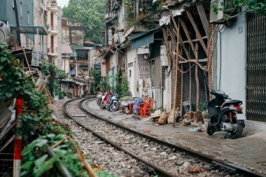 Hanoi Tren Street. Vietnam şehir demiryolu, yağmurlu bir gün. Ünlü turizm