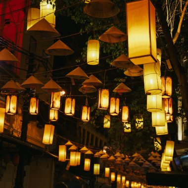 Hanoi şehir tarihi kent. Vietnam gece. Asya konik şapkalar ve fenerler arka plan