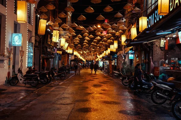Hanoi, Vietnam - 08 Aralık 2018: Hanoi şehir merkezi sokak eski şehir ilçe gece