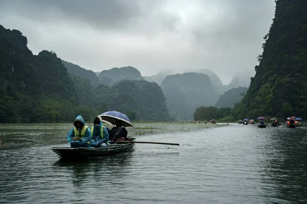 Tam Coc Vietnam Diciembre 2018 Barquero Con Turistas Está Nadando — Foto de Stock