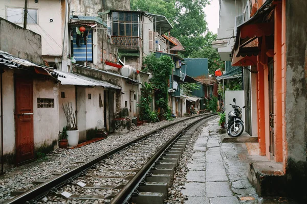 Ανόι Τρένο Δρόμο Βιετνάμ Σιδηροδρομικό Πόλη Βροχερή Μέρα Διάσημος Τουριστικός — Φωτογραφία Αρχείου