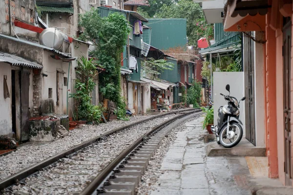 Ανόι Τρένο Δρόμο Βιετνάμ Σιδηροδρομικό Πόλη Βροχερή Μέρα Διάσημος Τουριστικός — Φωτογραφία Αρχείου