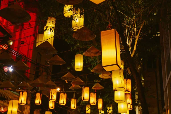 ハノイ旧市街 夜のベトナム アジアの円錐形の帽子とランタン背景 — ストック写真