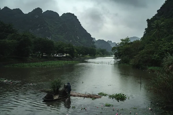 Βιετνάμ Ψαράς Στη Βάρκα Κοντά Στο Χωριό Εξοχή Και Καταπράσινα — Φωτογραφία Αρχείου