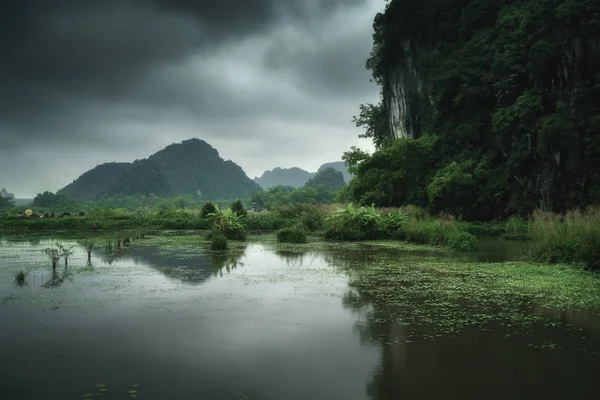 Vietnam Naturaleza Paisaje Verde Montañas Reflejadas Agua — Foto de Stock