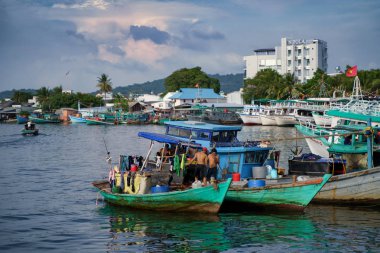 Phu Quoc, Vietnam - 10 Aralık 2018: Gün batımında Phu Quoc Adası Vietnam. Balıkçı tekneleri Duong Dong City