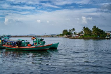 Phu Quoc, Vietnam - 10 Aralık 2018: Gün batımında Phu Quoc Adası Vietnam. Balıkçı tekneleri Duong Dong City