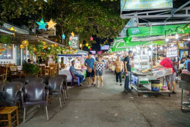 Phu Quoc, Vietnam - 11 Aralık 2018: İnsanlar Phu Quoc gece pazarında Vietnam taze yiyecek satın alıyor