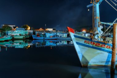 Phu Quoc, Vietnam - 11 Aralık 2018: Balıkçı tekneleri Nehri üzerinde Phu Quoc Night Market Vietnam yakınındaki