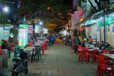 Hanoi, Vietnam - 14 Aralık 2018: Hanoi şehir merkezi sokak, eski kasaba çeyrek gece