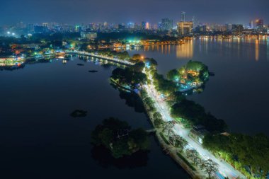 Hanoi Vietnam hava cityscape görünümü geceleri. Eski şehir bölgesinde şehir şehir manzarası
