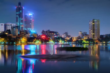 Hanoi Vietnam cityscape geceleri. Eski şehir bölgesinde şehir şehir manzarası