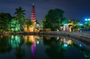 Gece Hanoi şehir Vietnam. Güzel görünüm Tran Quoc Pagoda - ünlü dönüm noktası '