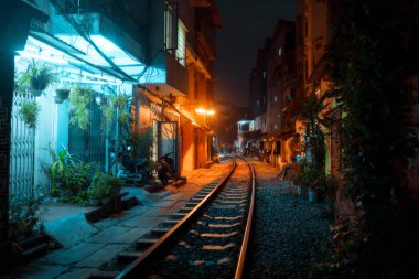 Hanoi tren Street gece eski şehir, şehir merkezinde