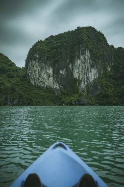 Ha Long Bay Vietnam Kayak. Ünlü seyahat doğa hedef. Yeşil dağların Halong, su ortamındaki
