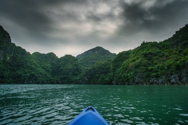 Ha Long Bay Vietnam Kayak. Ünlü seyahat doğa hedef. Yeşil dağların Halong, su ortamındaki